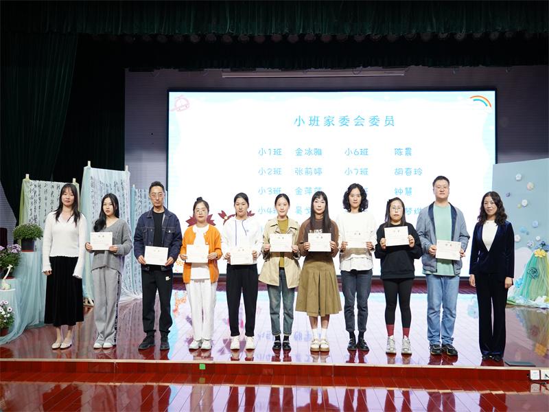 颁发聘书.jpg 颁发聘书.jpg